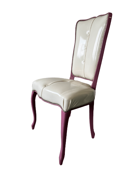 chaise baroque avec revêtement vinyle blanc brillant