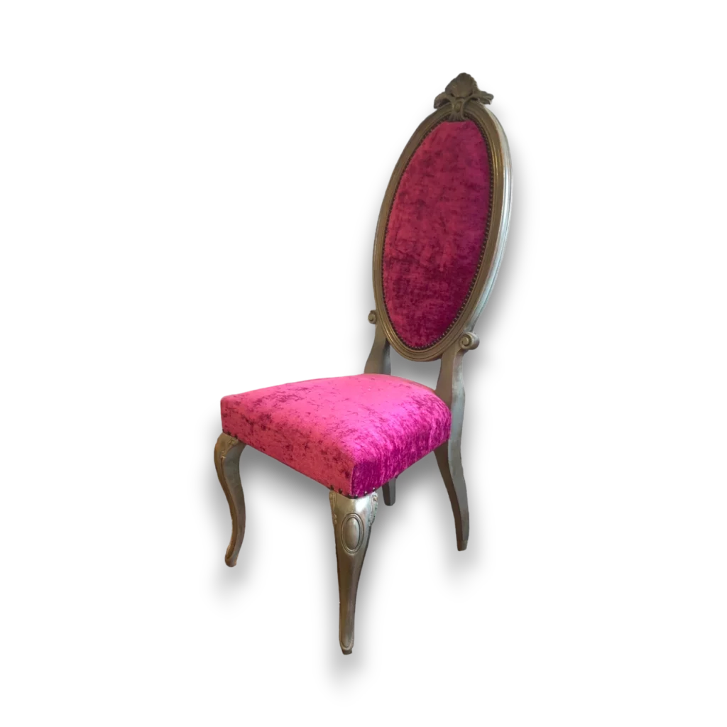 Chaise baroque moderne en velours rose et bois sculpté – Fauteuil de France