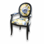 fauteuil style Louis XVI fleurs bleues vue d’angle