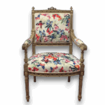 fauteuil Louis XVI avec tissu papillon coloré