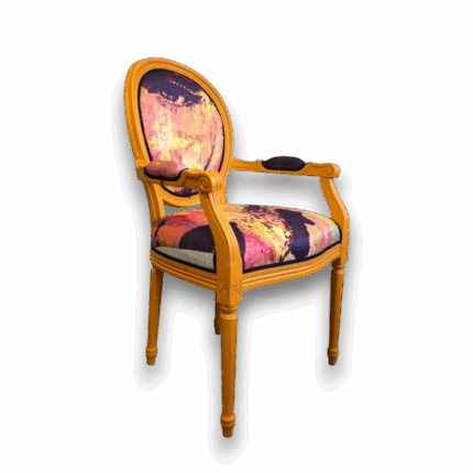 Fauteuil Louis XVI moderne en bois miel et tissu abstrait – Fauteuil de France