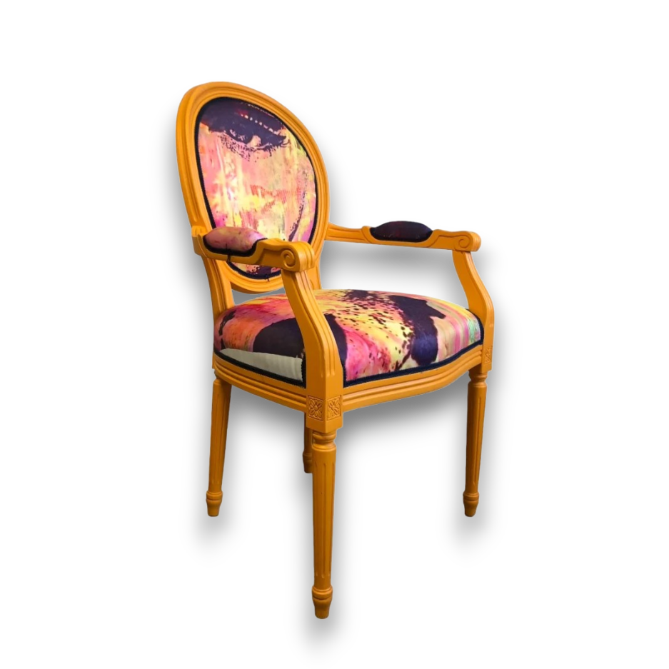 Fauteuil Louis XVI moderne en bois miel et tissu abstrait – Fauteuil de France