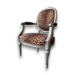 fauteuil style Louis XVI léopard avec structure sculptée argentée