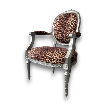 fauteuil style Louis XVI léopard avec structure sculptée argentée